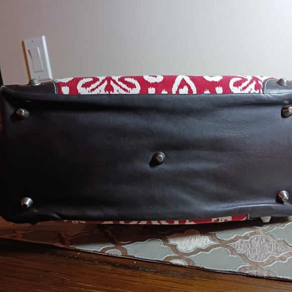 OiOi Nappy Bag with insulated milk bottle holder, changing mat and w/wiper box. - Picture 7 of 12